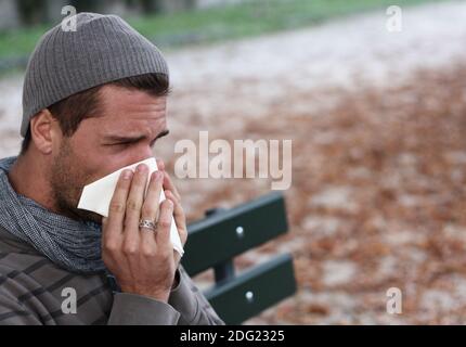 Man blowing nose Banque D'Images