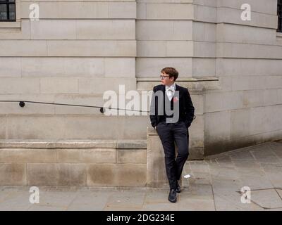 Un garçon de l'école d'Eton College avec une fleur dans son trou de buttin pour les célébrations du quatrième juin de la fête des fondateurs. Banque D'Images