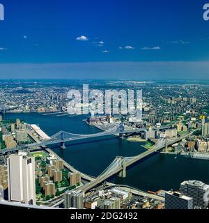 New York 1985, ponts de Brooklyn et Manhattan, East River, quartier de Brooklyn depuis le sommet de la tour WTC World Trade Center, New York City, NY, NYC, Etats-Unis, Banque D'Images