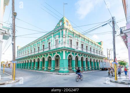 Ancien bâtiment de style colonial dans le centre historique. Le bâtiment aux couleurs pastel est situé dans un coin du Parque Jose Marti Banque D'Images