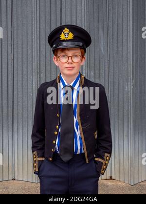 Un garçon de l'école Eton College vêtu pour les célébrations de la fête des fondateurs d'Eton, le 4 juin, sur la Tamise. Banque D'Images