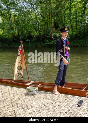 Un garçon de l'école Eton College vêtu pour les célébrations de la fête des fondateurs d'Eton, le 4 juin, sur la Tamise. Banque D'Images