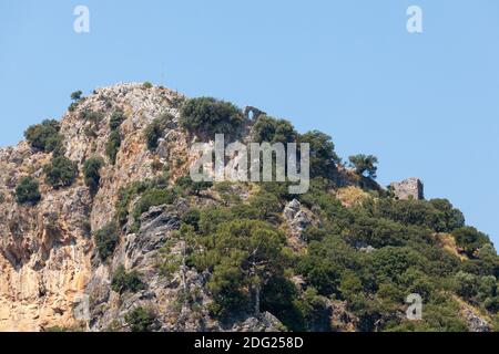 Ruines de Kekova d'une ville abandonnée au sommet d'une montagne Banque D'Images