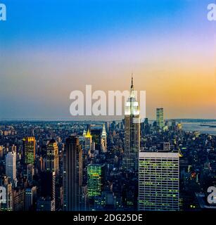 New York 1985, Empire State Building , WTC World Trade Center tours jumelles au loin, crépuscule, horizon de Manhattan, New York City, NY, NYC, Etats-Unis, Banque D'Images