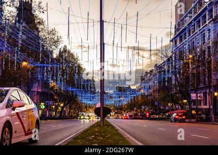 Madrid, Espagne - 6 décembre 2020 : la rue Alcala à Madrid illuminée à Noël avec des lumières au néon Banque D'Images