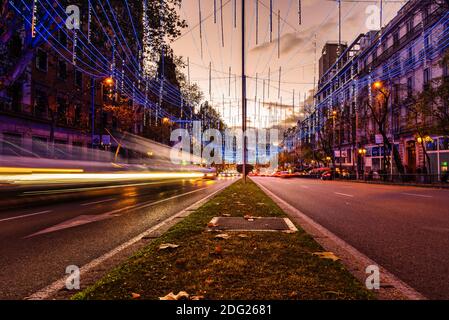 Madrid, Espagne - 6 décembre 2020 : la rue Alcala à Madrid illuminée à Noël avec des lumières au néon Banque D'Images