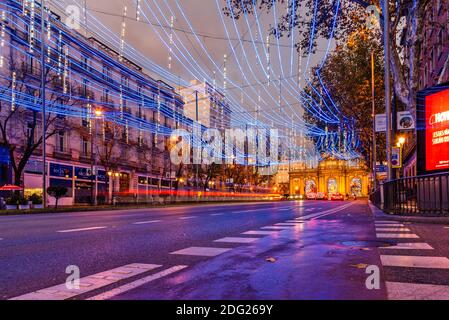 Madrid, Espagne - 6 décembre 2020 : la rue Alcala à Madrid illuminée à Noël avec des lumières au néon Banque D'Images