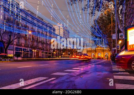 Madrid, Espagne - 6 décembre 2020 : la rue Alcala à Madrid illuminée à Noël avec des lumières au néon Banque D'Images