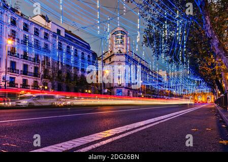 Madrid, Espagne - 6 décembre 2020 : la rue Alcala à Madrid illuminée à Noël avec des lumières au néon Banque D'Images