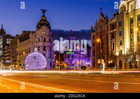 Madrid, Espagne - 6 décembre 2020 : la rue Alcala et la Gran via de Madrid illuminées à Noël avec des lumières à DEL Banque D'Images