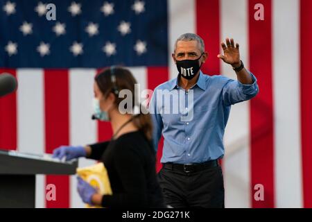 Philadelphie, Pennsylvanie, États-Unis. 21 octobre 2020. L'ancien président américain Barack Obama s'adresse aux partisans de Biden-Harris lors d'un rassemblement à Philadelphie, en Pennsylvanie, le 21 octobre 2020. - l'ancien président américain Barack Obama a suivi la campagne électorale de Joe Biden aujourd'hui pour tenter d'augmenter le soutien de son ancien vice-président parmi les jeunes Américains et les électeurs noirs dans la dernière partie de la course à la Maison Blanche. Crédit : Alex Edelman/ZUMA Wire/Alay Live News Banque D'Images