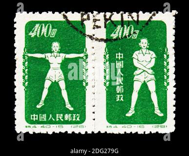 MOSCOU, RUSSIE - 18 AOÛT 2018 : deux timbres-poste imprimés en Chine montrent radio gymnastique, Vert, série Sport, vers 1952 Banque D'Images