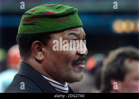 Jim Brown, légende du football de la NFL, regarde son ancienne équipe, les Cleveland Browns, jouer leur dernier match au stade historique de Cleveland, le 17 décembre 1995. Jim Brown a joué pour les Cleveland Browns de 1957 à 1965. Son ancienne équipe quittait la ville pour jouer à Baltimore, pour devenir les Ravens de Baltimore. Brown a été invité au Pro Bowl chaque saison et est considéré comme l'un des plus grands joueurs de la NFL de tous les temps. Ernie Mastroianni photo Banque D'Images