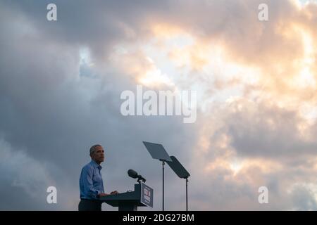 Philadelphie, Pennsylvanie, États-Unis. 21 octobre 2020. L'ancien président américain Barack Obama s'adresse aux partisans de Biden-Harris lors d'un rassemblement à Philadelphie, en Pennsylvanie, le 21 octobre 2020. - l'ancien président américain Barack Obama a suivi la campagne électorale de Joe Biden aujourd'hui pour tenter d'augmenter le soutien de son ancien vice-président parmi les jeunes Américains et les électeurs noirs dans la dernière partie de la course à la Maison Blanche. Crédit : Alex Edelman/ZUMA Wire/Alay Live News Banque D'Images