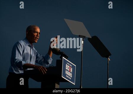 Philadelphie, Pennsylvanie, États-Unis. 21 octobre 2020. L'ancien président américain Barack Obama s'adresse aux partisans de Biden-Harris lors d'un rassemblement à Philadelphie, en Pennsylvanie, le 21 octobre 2020. - l'ancien président américain Barack Obama a suivi la campagne électorale de Joe Biden aujourd'hui pour tenter d'augmenter le soutien de son ancien vice-président parmi les jeunes Américains et les électeurs noirs dans la dernière partie de la course à la Maison Blanche. Crédit : Alex Edelman/ZUMA Wire/Alay Live News Banque D'Images