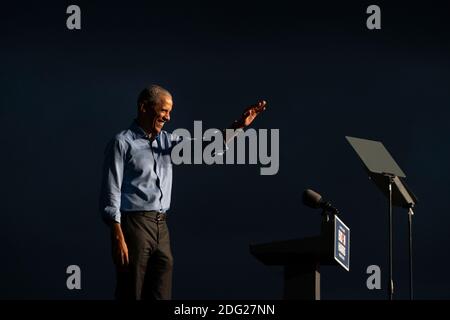 Philadelphie, Pennsylvanie, États-Unis. 21 octobre 2020. L'ancien président américain Barack Obama s'adresse aux partisans de Biden-Harris lors d'un rassemblement à Philadelphie, en Pennsylvanie, le 21 octobre 2020. - l'ancien président américain Barack Obama a suivi la campagne électorale de Joe Biden aujourd'hui pour tenter d'augmenter le soutien de son ancien vice-président parmi les jeunes Américains et les électeurs noirs dans la dernière partie de la course à la Maison Blanche. Crédit : Alex Edelman/ZUMA Wire/Alay Live News Banque D'Images