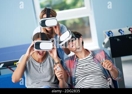 Deux étudiants jouant à des jeux vidéo sur le campus Banque D'Images
