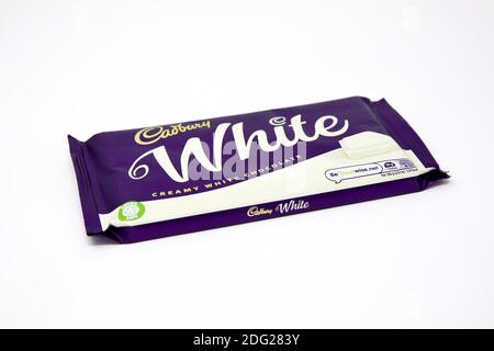 Bar au chocolat blanc crémeux Cadbury Banque D'Images