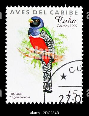 MOSCOU, RUSSIE - 18 AOÛT 2018 : un timbre imprimé à Cuba montre le Trogon à couronne bleue (Trogon curucui), série des oiseaux des Caraïbes, vers 1997 Banque D'Images