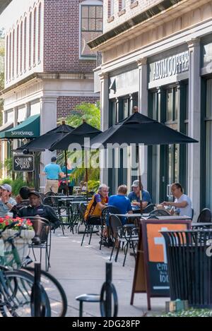 Café extérieur local dans le jardin d'hiver du centre-ville historique, Floride. (ÉTATS-UNIS) Banque D'Images