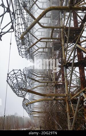 Radar soviétique Duga par temps brumeux. Pic de bois russe - station radar à l'horizon près de Tchernobyl Banque D'Images