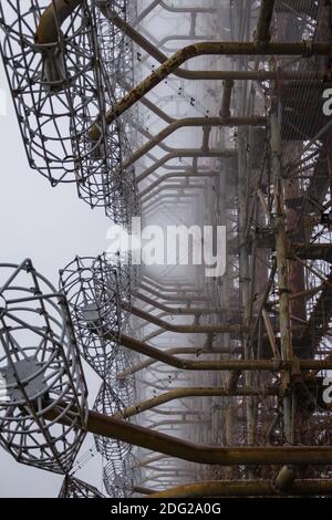 Radar soviétique Duga par temps brumeux. Pic de bois russe - station radar à l'horizon près de Tchernobyl Banque D'Images