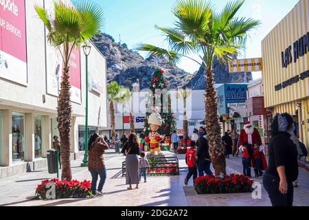 Les enfants et les adultes prennent des photos du nouvel arbre de Noël, de la bonne nuit et de la figure de la danseuse Yaqui, danseuse du cerf dans la passerelle du centre de Hermosillo, Mexique décembre 2020. © (photo de Luis Gutierrez / Norte photo) Niños y adultos se toman fotos el nuevo arbol de la Navidad, noche buenas y la figura del danzante yaqui , danza del venado en el andador del centro de Hermosillo, Mexique diciembre 2020. © (photo par Luis Gutierrez/Norte photo) Banque D'Images