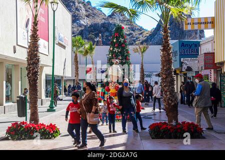 Les enfants et les adultes prennent des photos du nouvel arbre de Noël, de la bonne nuit et de la figure de la danseuse Yaqui, danseuse du cerf dans la passerelle du centre de Hermosillo, Mexique décembre 2020. © (photo de Luis Gutierrez / Norte photo) Niños y adultos se toman fotos el nuevo arbol de la Navidad, noche buenas y la figura del danzante yaqui , danza del venado en el andador del centro de Hermosillo, Mexique diciembre 2020. © (photo par Luis Gutierrez/Norte photo) Banque D'Images