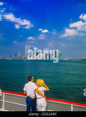 New York 1985, couple de touristes, croisière fluviale en bateau touristique, tours jumelles WTC World Trade Center, horizon de Manhattan, New York City, NY, NYC, États-Unis, Banque D'Images