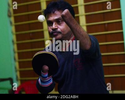 Kajol Dey, un joueur et entraîneur de tennis de table handicapés de 49 ans, est vu jouer à son camp d'entraînement à l'occasion de la Journée internationale des personnes handicapées (IDPD). Agartala, Tripura, Inde. Banque D'Images