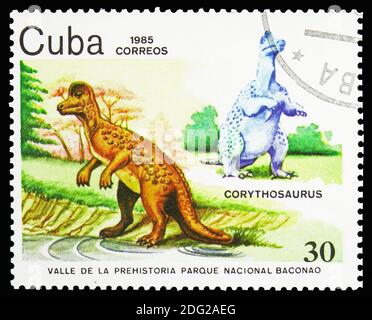 MOSCOU, RUSSIE - 21 OCTOBRE 2018 : un timbre imprimé à Cuba montre Corythosaurus, Vallée préhistorique dans la série du parc national de Baconao, vers 1985 Banque D'Images