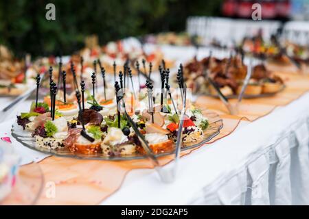 Le buffet à la réception. Assortiment de canapés sur une table. Service de banquet. Restauration, en-cas avec différents types de fromage, jambon, salami, pro Banque D'Images