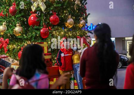 Les enfants et les adultes prennent des photos du nouvel arbre de Noël dans le centre de Hermosillo, au Mexique. Diciembre 2020. © (photo de Luis Gutierrez/Norte photo) Niños y adultos se toman fotos el nuevo arbol de la Navidad en el centro de Hermosillo, Mexique Banque D'Images