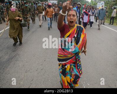 Des manifestants se sont impliqués dans un affrontement avec la police sur l'autoroute nationale 8, à Panisagar. Des affrontements violents ont éclaté entre les manifestants anti-Bru et les forces de sécurité à Panisagar. Agartala, Tripura, Inde. Banque D'Images