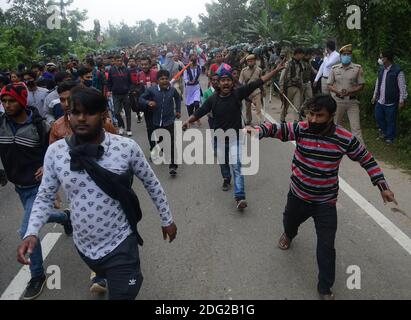 Des manifestants se sont impliqués dans un affrontement avec la police sur l'autoroute nationale 8, à Panisagar. Des affrontements violents ont éclaté entre les manifestants anti-Bru et les forces de sécurité à Panisagar. Agartala, Tripura, Inde. Banque D'Images