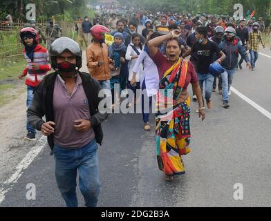 Des manifestants se sont impliqués dans un affrontement avec la police sur l'autoroute nationale 8, à Panisagar. Des affrontements violents ont éclaté entre les manifestants anti-Bru et les forces de sécurité à Panisagar. Agartala, Tripura, Inde. Banque D'Images