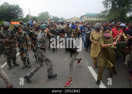 Des manifestants se sont impliqués dans un affrontement avec la police sur l'autoroute nationale 8, à Panisagar. Des affrontements violents ont éclaté entre les manifestants anti-Bru et les forces de sécurité à Panisagar. Agartala, Tripura, Inde. Banque D'Images