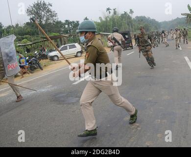 Des manifestants se sont impliqués dans un affrontement avec la police sur l'autoroute nationale 8, à Panisagar. Des affrontements violents ont éclaté entre les manifestants anti-Bru et les forces de sécurité à Panisagar. Agartala, Tripura, Inde. Banque D'Images