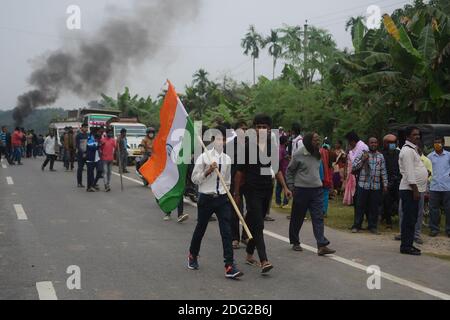 Des manifestants se sont impliqués dans un affrontement avec la police sur l'autoroute nationale 8, à Panisagar. Des affrontements violents ont éclaté entre les manifestants anti-Bru et les forces de sécurité à Panisagar. Agartala, Tripura, Inde. Banque D'Images