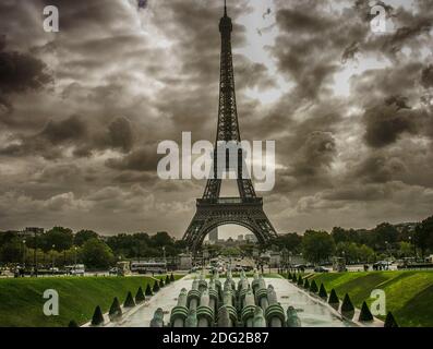 Tour Eiffel, Paris. Vue magnifique sur la célèbre Tour depuis les jardins du Trocadéro Banque D'Images