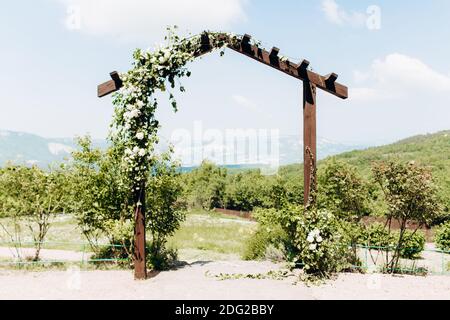 Arc avec fleurs pour les cérémonies de mariage dans le style de boho. Banque D'Images