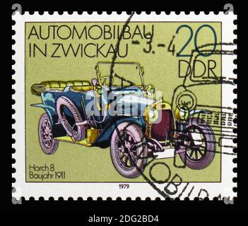 MOSCOU, RUSSIE - 21 OCTOBRE 2018 : un timbre imprimé en Allemagne montre Horch 8 (1911), automobile dans la série Zwickau, vers 1979 Banque D'Images