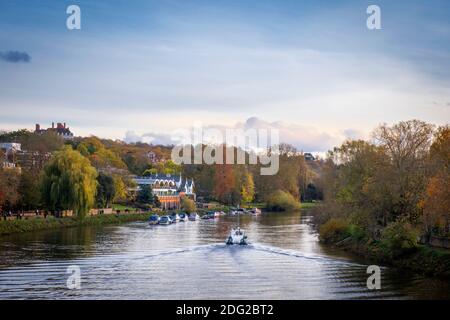 Europe, Royaume-Uni, Londres, Richmond, une banlieue résidentielle prospère dans l'ouest de Londres, Thames River, automne, bateaux sur la rivière, arbres en automne, scène tranquille Banque D'Images
