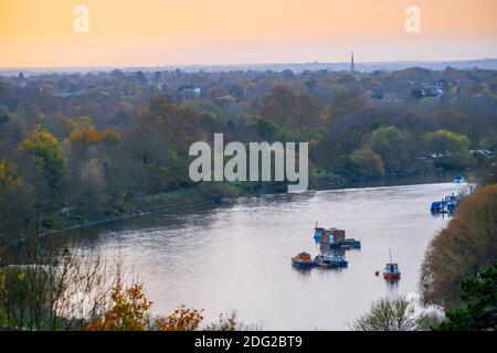 Europe, Royaume-Uni, Londres, Richmond, une banlieue résidentielle prospère dans l'ouest de Londres, Thames River, automne, bateaux sur la rivière, arbres en automne, scène tranquille Banque D'Images