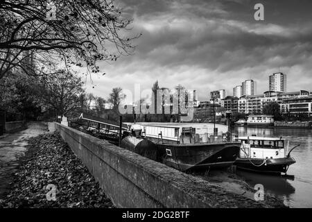 Europe, Royaume-Uni, Angleterre, Londres, vue en noir et blanc des bateaux sur la Tamise à Kew, bâtiments à Chiswick, automne, pas de personnes, sentier de la tamise Banque D'Images