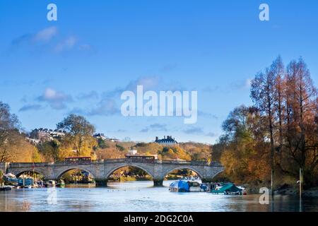 Londres, Richmond, arche de pierre du XVIIIe siècle, Richmond Bridge, banlieue résidentielle prospère à l'ouest de Londres, rivière Thames, automne, bateaux, arbres à l'automne Banque D'Images