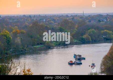 Europe, Royaume-Uni, Londres, Richmond, une banlieue résidentielle prospère dans l'ouest de Londres, Thames River, automne, bateaux sur la rivière, arbres en automne, scène tranquille Banque D'Images
