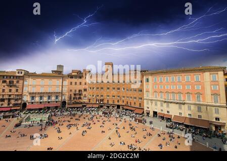 Magnifique vue aérienne de la Piazza del Campo, Sienne pendant une tempête Banque D'Images