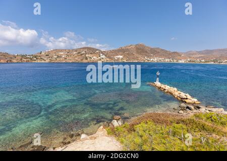 Vue sur le petit phare sur le rocher. Chora , Île d'iOS, Grèce. Banque D'Images