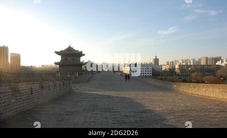 Datong, province du Shanxi en Chine. Une vue sur le dessus du mur restauré de la ville de Datong vu en fin d'après-midi soleil. Banque D'Images